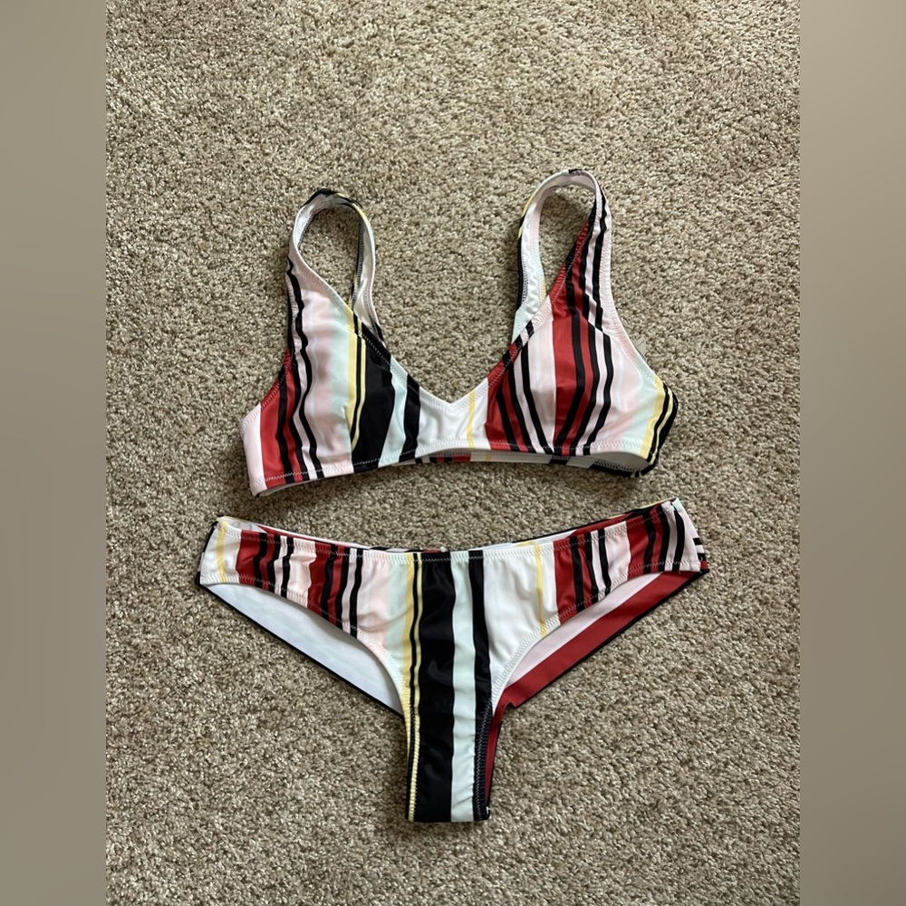 Volcom bikini in excellent condition!